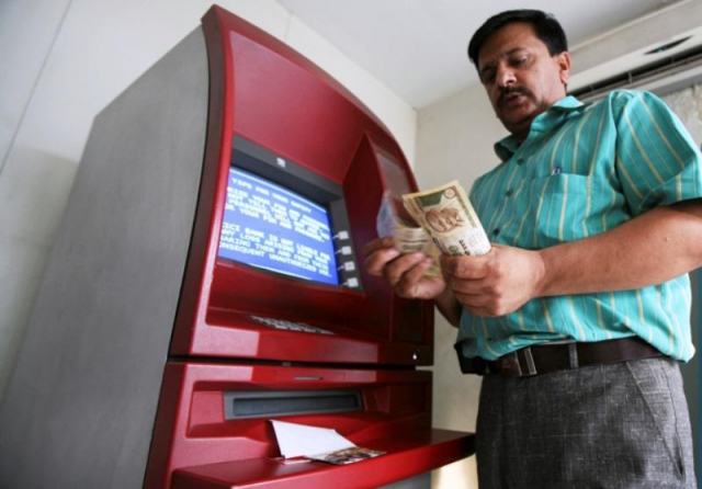 सावधान : ATM उपयोगकर्ताओं को बैंकों ने दिया है बहुत बड़ा झटका